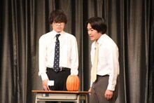 1本目のネタを披露するあなたとネ