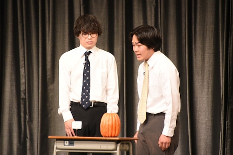 1本目のネタを披露するあなたとネ