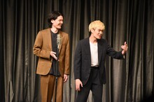 1本目のネタを披露する兄弟