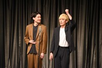 2本目のネタを披露する兄弟