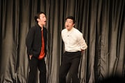 2本目のネタを披露するシカノシンプ