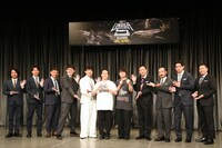 左からニューヨーク、笑い飯・哲夫、佐久間一行、NON STYLE石田、あなたとネ、ナイツ塙、かもめんたる・う大、マヂカルラブリー・野田クリスタル、チョコレートプラネット長田