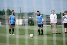 始球式の練習をするザ・マミィ酒井。「運動神経悪い芸人」としても知られているが……