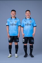 川崎フロンターレの河原創選手（左）とザ・マミィ酒井（右）