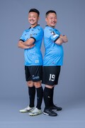 川崎フロンターレの河原創選手（左）とザ・マミィ酒井（右）