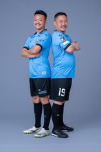 川崎フロンターレの河原創選手（左）とザ・マミィ酒井（右）
