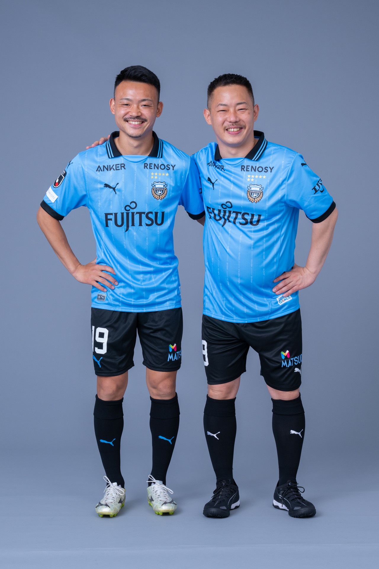 似ていると評判の川崎フロンターレの河原創選手（左）とザ・マミィ酒井（右）。対面して宣材写真を撮影した