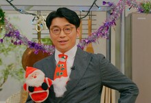 ドラマ「40までにしたい10のこと」に出演するさや香・新山。朝の情報番組のMC役