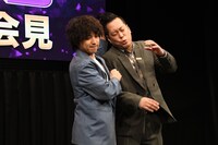 相方・町田の頭をカツラに見立てて引き抜こうとするエバース佐々木