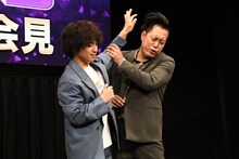 真空ジェシカ・ガクとは違ってかつらではないのに髪の毛を掴まれ、痛がるエバース町田