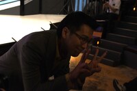 記者のカメラに接近するヤーレンズ楢原