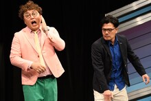 相方・中谷に強烈な張り手を食らわせるマユリカ阪本