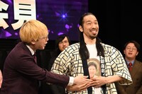 腹から声を出して「THE SECOND」の出囃子を歌う真空ジェシカ川北