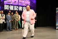 左脚が「最悪死ぬ」とされる病気になったと話し、ステージをうろうろする大鶴肥満