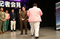 ステージをうろうろする大鶴肥満と、「最悪死ぬ」は全部の病気に言えることだと話す檜原