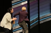 追い立てる川北と逃げるガク