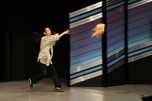 ガクから奪ったかつらを客席に投げる真空ジェシカ川北