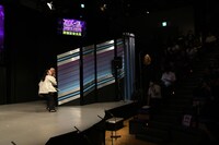 かつらを客席に投げる真空ジェシカ川北