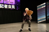 客席から戻ってきたかつらを受け取る真空ジェシカ・ガク