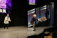 客席から戻ってきたかつらを受け取る真空ジェシカ・ガク