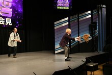 客席から戻ってきたかつらを受け取る真空ジェシカ・ガク