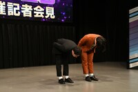 令和ロマンくるまに続いて深々と頭を下げる金魚番長