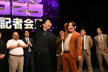 「今年期待の漫才師」が登場した場面。“優勝者占いルーレット”ボケを始める金魚番長