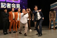 優勝者占いルーレットボケに挑戦するスタミナパン・トシダと、それを手助けする相方・麻婆