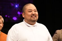 相方トシダのツッコミがあまりにも冷たいためか、目に涙がにじんできたスタミナパン麻婆