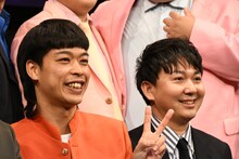 フォトセッションで前列中央に配置されたバッテリィズ