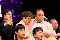 衣装の色が同じ者同士、「まーごめ」を決めるママタルト大鶴肥満とマユリカ中谷