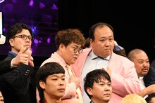 衣装の色が同じ者同士、「まーごめ」を決めるママタルト大鶴肥満とマユリカ中谷