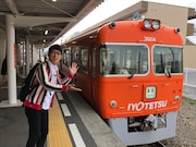 伊予鉄道横河原線で旅をするダーリンハニー吉川