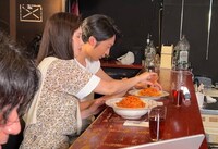 風間和彦「辛い食べ物節」のミュージックビデオより