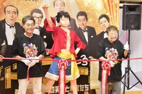 テープカットに臨む（左から）加藤茶、ルフィ、高木ブー