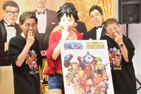 東京・新宿でスタートしたザ・ドリフターズの企画展「結成60周年記念 ザ・ドリフターズ展 ～発掘！5人の笑いと秘宝たち～」に来場した加藤茶（左）、高木ブーと（右）、この企画展とコラボしている「ONE PIECE」のルフィ