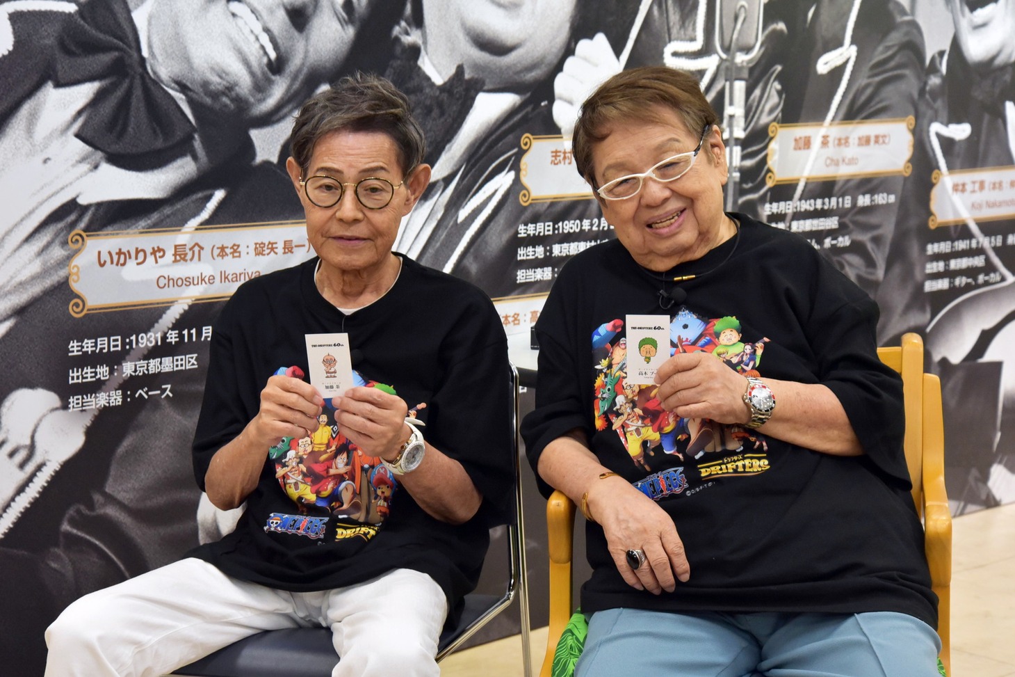 特製の名刺を来場したファンへ手渡しした加藤茶と高木ブー