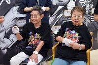 来場者に特製の名刺を手渡す加藤茶と高木ブー