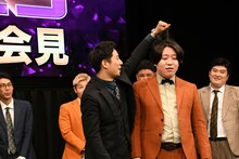 「ちょんまげラーメン」の「あまったちょんまげ」を背負おうとする金魚番長