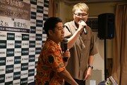 来場者に向けて挨拶する井口と飯塚
