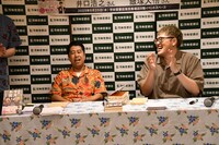 3時間半にわたるサイン会を無事に終えた井口（左）と飯塚（右）
