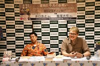 ぐったりする井口（左）