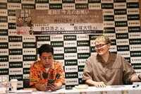 スマホで時間を確認し、22時を回っていることに衝撃を受ける井口（左）