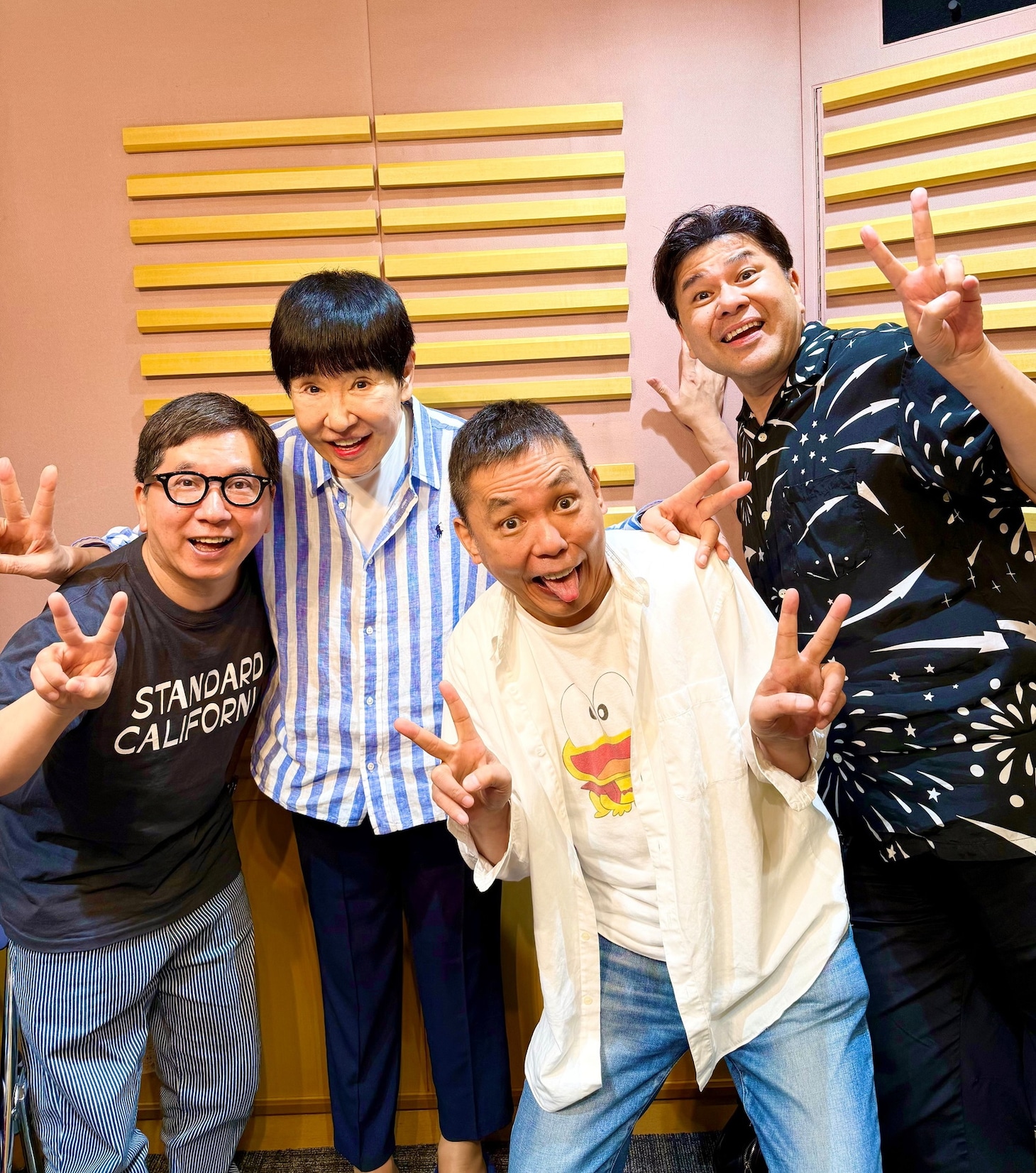 「ゴッドアフタヌーン アッコのいいかげんに1000回」に出演する（左から）爆笑問題・田中、和田アキ子、爆笑問題・太田、垣花正
