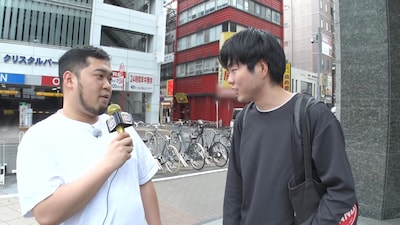 ロケに緊張する令和ロマン・松井ケムリ（左）