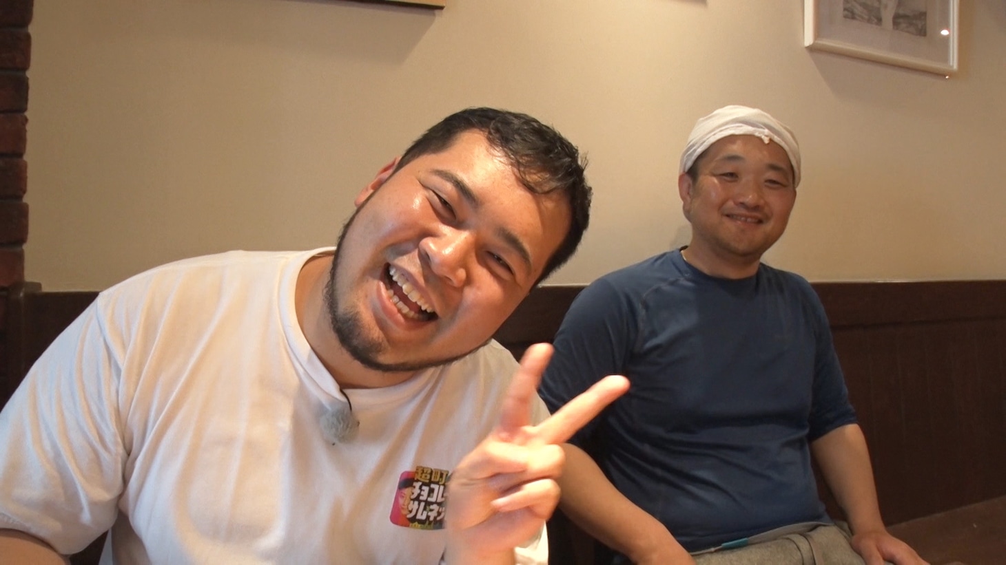 ロケに慣れてきた令和ロマン・松井ケムリ（左）