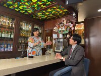 トークを繰り広げるママ（きょん）と常連客（西村）