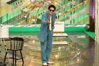 ネタを披露するヒガ2000 ©フジテレビ