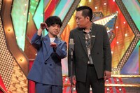 ファイナルステージでネタを披露するエバース