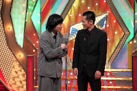 ファイナルステージでネタを披露する家族チャーハン